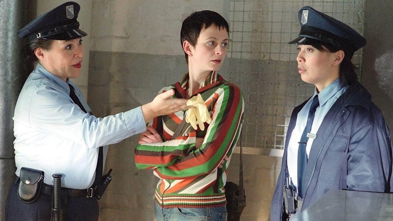 Maja (Anja Reßmer, re.) kann es nicht fassen: Die neue Gefangene, die sie laut der Beamtin Schiller (Karin Oehme, li.) untersuchen soll, ist ihre eigene Schwester Andrea (Jana Becker) … – Bild: MG RTL D