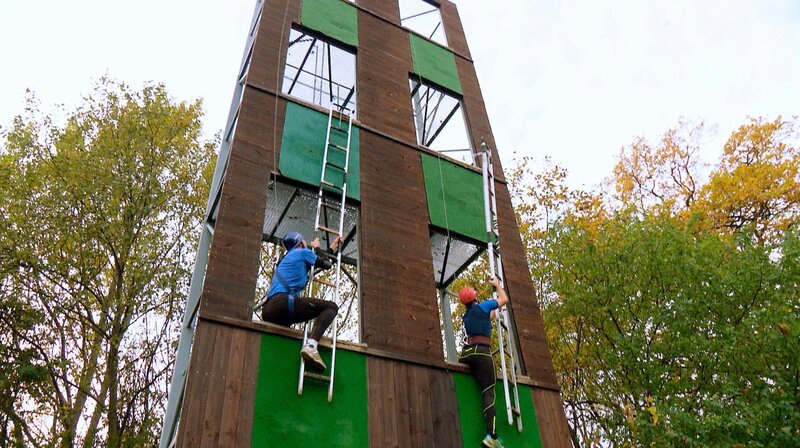 Mitglieder der Freiwilligen Feuerwehr Nienhagen beim Hakenleitersteigen an der Übungswand. Der Rekord liegt bei 15 Sekunden über drei Etagen. Weitere Fotos erhalten Sie auf Anfrage. – Bild: NDR/​Populärfilm Media GmbH