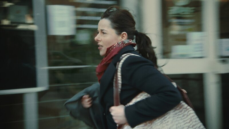 Jeder Arbeitstag ist für die alleinerziehende Julie auf dem Weg nach Paris und abends auf dem Rückweg ein einziger zermürbender Wettlauf gegen die Zeit. – Bild: ZDF und Victor Seguin