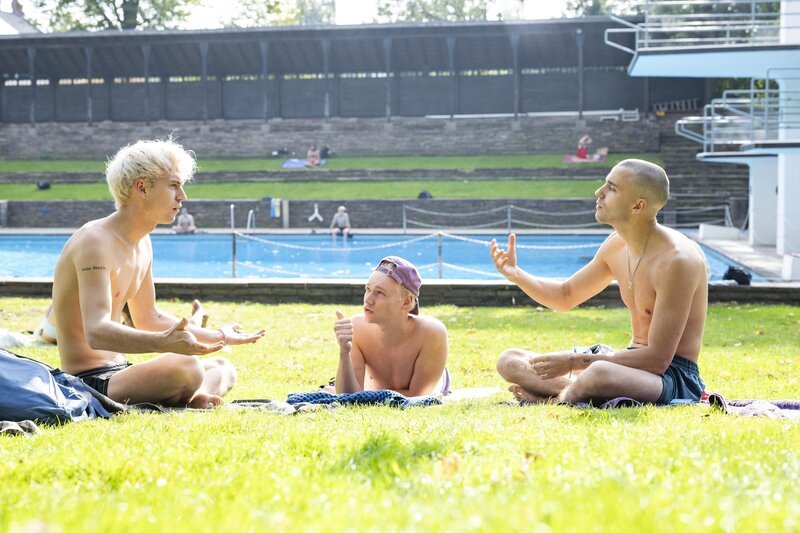 (v.l.n.r.) Emil (Emil Belton); Bruno (Bruno Alexander); Leonard (Leonard Fuchs) – Bild: Joyn /​ Markus Hertrich