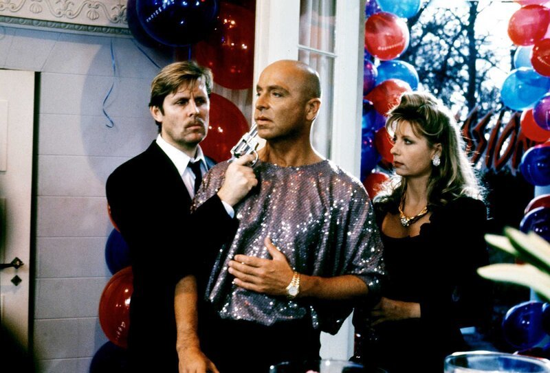 Das Erbe der Guldenburgs „Das letzte Kapitel“. Im Bild: Für Jan (Sigmar Solbach) scheint es nur noch einen verzweifelten Ausweg zu geben, doch vorher will er abrechnen. Sein Irrweg führt ihn zu einer Modeparty im Hause Bernard. Achim Lauritzen (Wilfried Baasner) und Jans Verlobte, Barbara Strobel (Sabine Postel), die ihn aufhalten wollen, werden bedroht. – Bild: ORF (FS1/​FS2) /​ ORF2