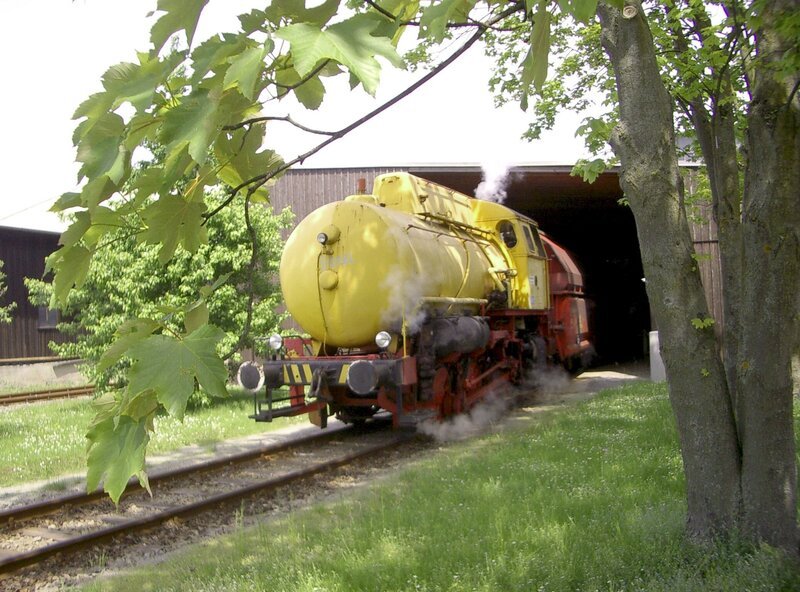Im bayrischen Burgkirchen an der Alz gibt es einen Industriepark, wo noch heute Dampfspeicherlokomotiven ab und zu im Einsatz sind. Franzi, gebaut 1951 von Krauss-Maffei in München, tat für Eisenbahn-Romantik ihren letzten Dienst. – Bild: SWR/​Schweitzer