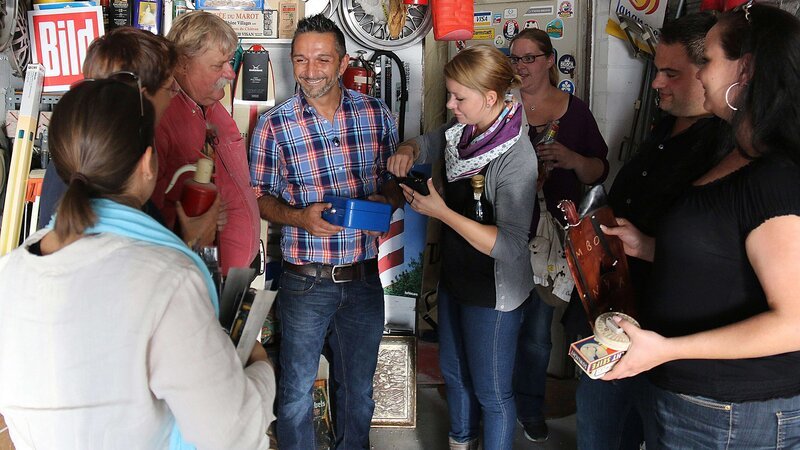 Stefan (li.) mit Trödelexperte Mauro Corradino (Mitte) auf dem Hausflohmarkt. – Bild: RTL II