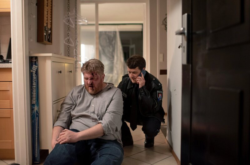 Schwer zusammengeschlagen findet Daniel Schirmer (Sven Fricke, r.) seinen Kollegen Hannes Krabbe (Marc Zwinz, l.) in dessen Wohnung. – Bild: ARD/​Thorsten Jander