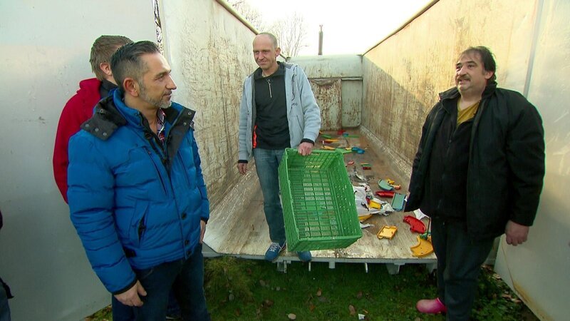 Experte Mauro (li.) eilt Ulrich (re.) und Martin (mi.) zu Hilfe, der sein Haus zu verlieren droht. Um die finanzielle Last zu erleichtern, soll die Uhren- und Porzellansammlung seiner verstorbenen Eltern verkauft werden. Doch das gestaltet sich schwieriger als gedacht. – Bild: RTLZWEI – Recht zum Abdruck/​Darstellung zeitlich/​sachlich beschränkt auf die Bewerbung der Sendung