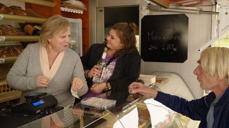 „Tina mobil“ erzählt von den täglichen Problemen und Sorgen einer dreifachen Mutter in Pankow. Der Kampf ums Überleben, das mangelnde Geld – aber Tinas Maxime ist: Man kann alles schaffen, was man will. Und wenn man es nicht schafft, hat man es eben nicht genug gewollt. – Herr Rakow (Axel Werner) freut sich über einen Klaren bei Tina (Gabriela Maria Schmeide) und Caro (Runa Greiner). – Bild: rbb/​ARD/​X Filme Creative Pool GmbH/​Stefan Erhard