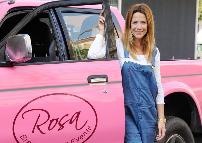 Rosa (Alexandra Neldel), hat den passenden Firmenwagen für ihr Unternehmen Hochzeitsplanungen gefunden, einen „Tussi-Panzer“ in Pink. – Bild: MDR/​Degeto/​Hardy Spitz
