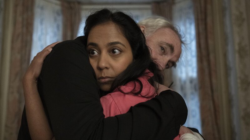 Konstantin (Kim Bodnia, l.); Pam (Anjana Vasan, r.) – Bild: Anika Molnar