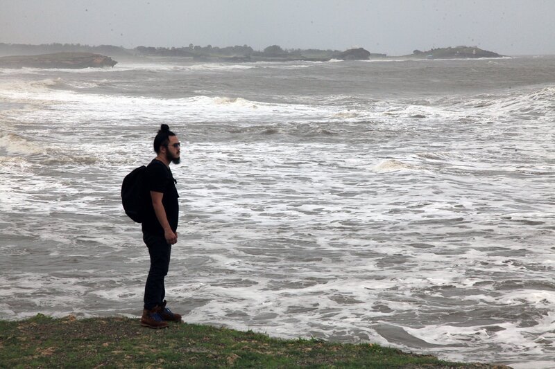 Diu, India: RJ standing by the sea. The sea has always been a big part of Diu. Diu has seen its fair share of natural sea disasters and wars that have taken place at sea. The main occupation of the locals of Diu is fishing, a dangerous trade subjected to the state of the sea. – Bild: National Geographic Channels/​Singha Quansuwan