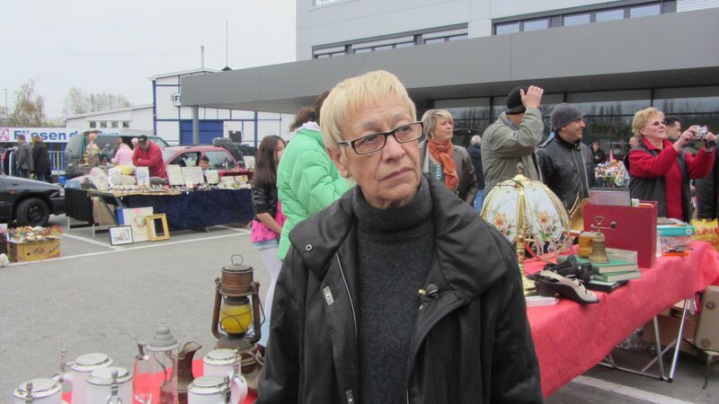 Anne (65) aus Herdecke bei Dortmund pflegt ihren an Demenz erkrankten Mann Paul rund um die Uhr. Sie führte vor seiner Krankheit mit ihm zusammen ein Geschäft für Spielautomaten, Musikboxen und Flipper. Viele davon stehen noch in Annes Keller oder in den Garagen. Doch jetzt muss das alte Inventar weichen. Trödelprofi Sükrü Pehlivan soll helfen. – Bild: RTL Zwei