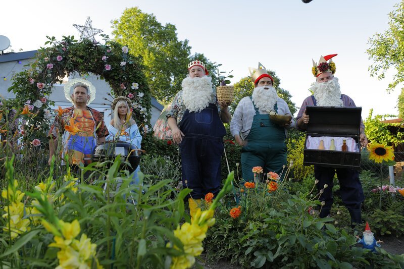 Third from the left: Malte (Daniel Zillmann) – Bild: TOM TRAMBOW BVK /​ STILLS PHOTOGRAPHER TOM TRAMBOW