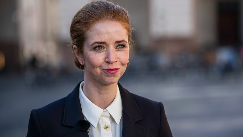 Gefordert als Premierministerin: Johanne Louise Schmidt als Signe Kragh – Bild: SRF/​DR/​Mike Kollöffel