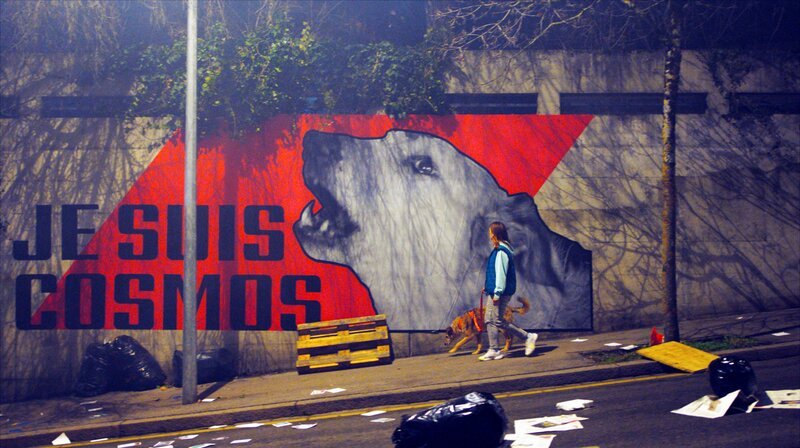 Avril (Lætitia Dosch) und der Hund Cosmos stehen plötzlich im Mittelpunkt des öffentlichen Interesses. – Bild: MDR/​Bandeapartfilms/​Atelier de Production/​RTS Radio Television Suisse/​SRG/​SSR/​France 2 Cinema