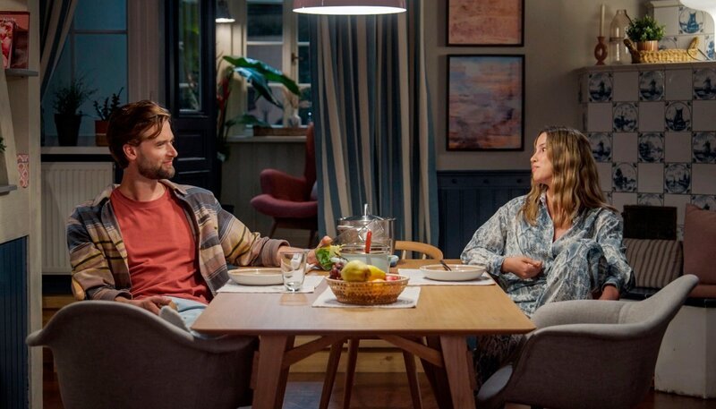 Simon (Thore Lüthje) und Lara (Alexandra Fonsatti) machen sich einen gemütlichen Abend – das gefällt Valerie gar nicht. – Bild: NDR