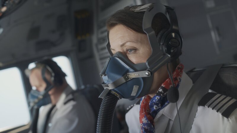 REENACTMENT – Captain Shults (played by Stephanie Belding) and First Officer Ellisor (played by Toby Proctor) try to regain control of Southwest Airline Flight 1380, as they utilize their oxygen masks. – Bild: James Griffith /​ Cineflix