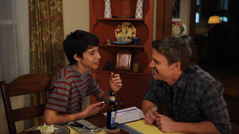 Jim (Matt Passmore, r.) versteht sich gut mit Callies Sohn Jeff (Uriah Shelton). – Bild: TVNOW /​ NBC Universal