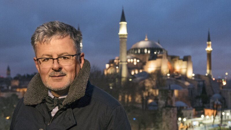 Christopher Clark vor der Hagia Sophia, einst Kirche von Byzanz, dann Moschee der Osmanen, heute Museum. – Bild: ZDF und Alexander Hein