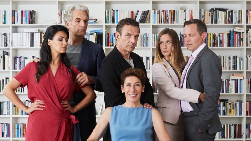 Gitti Kronlechner (Adele Neuhauser, M.) hat die Venus im vierten Haus und provoziert damit den Mediator Dr. Bechtelle (Jean-Yves Berteloot, M.), ihren Ex-Mann Robert Holzer (Walter Sittler, 2.v.l.) und seine Freundin Lucia (Rosetta Pedone, l.), ihren Sohn Jonas (Johannes Zirner, r.) und dessen Verlobte Mona (Nathalie Schott, 2.v.r.). – Bild: ZDF und MARCO NAGEL