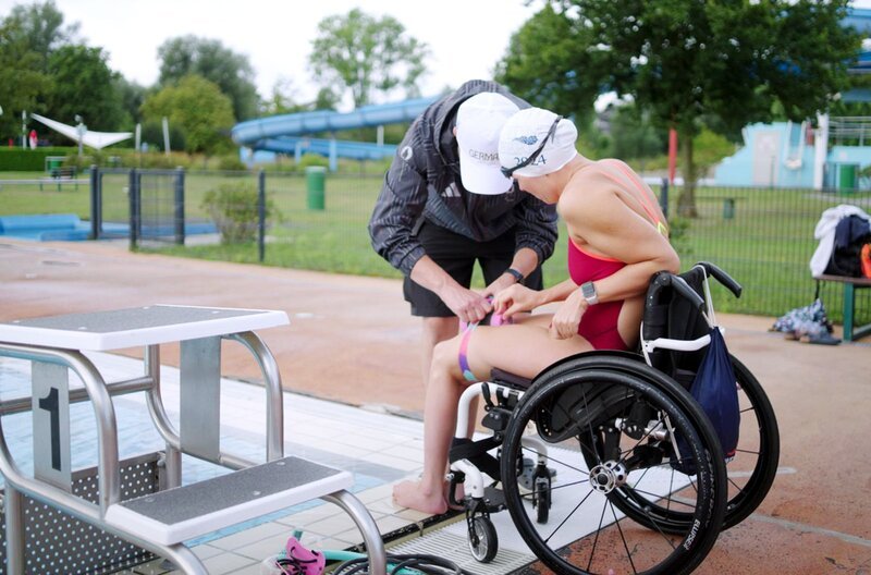 Seit einem Reitunfall vor 5 Jahren, ist Tanja Scholz querschnittsgelähmt. – Bild: NDR/​Paul Rohlfs