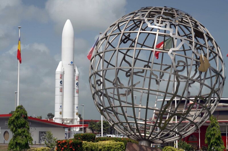 In der Nähe der Stadt Kourou in Französisch-Guayana befindet sich der Weltraumbahnhof von Europa. – Bild: Elephant Doc /​ In der Nähe der Stadt Kourou in Französisch-Guayana befindet sich der Weltraumbahnhof von Europa.