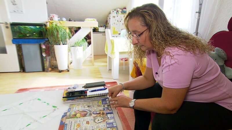 Die alleinerziehende Stefanie studiert die Sonderangebote – Bild: RTL Zwei