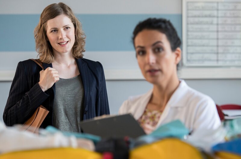 ARD IN ALLER FREUNDSCHAFT – DIE JUNGEN ÄRZTE FOLGE 244, „Trübe Sinne“. Elly Winter ist fasziniert von Leylas Arbeit. – Bild: ARD/​Jens Ulrich Koch