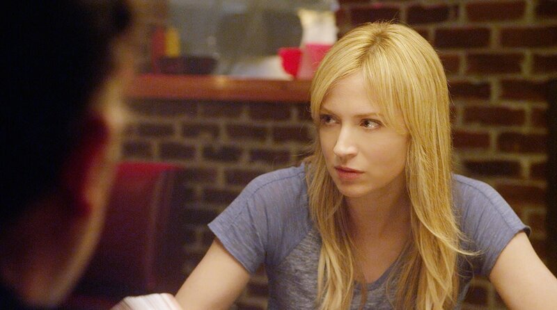 Das Leverage-Team erledigt einen Auftrag in Japan, doch Parker (Beth Riesgraf) muss wegen einer Knieverletzung zuhause bleiben. – Bild: VOX