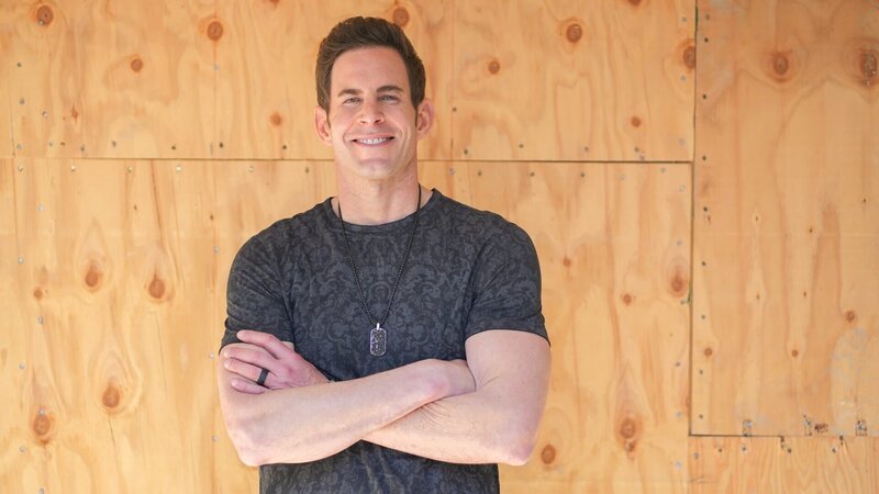 Tarek El Moussa poses outside, as seen on The Flipping El Moussas, Season 2. – Bild: Warner Bros. Discovery, Inc. or its subsidiaries and affiliates. All rights reserved.
