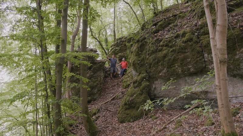 Oberhalb seines Hofes begutachten Christian Hannig und seine Mutter einen Felsen, der ihnen Sorge bereitet. – Bild: Pius Neumaier /​ BR