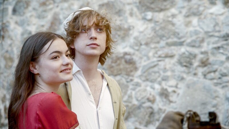 Im mittelalterlichen Wien sorgt ein furchterregendes Ungeheuer für Aufsehen, der Basilisk. Im Hausbrunnen einer Bäckersfamilie kämpt der Lehrling mit dem Ungeheuer, um es zu besiegen und seine große Liebe, die Bäckerstochter, heiraten zu dürfen. – Bild: ORF/​Jewellabs