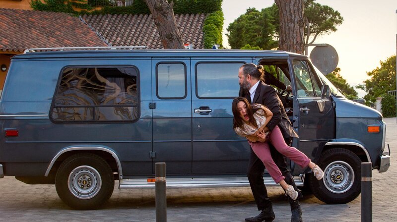 Der Killer Arnau (Mark Ullod) entführt die Zeugin Catalina (Yasemin Cetinkaya). – Bild: Degeto/​Dreamtool Entertainment/​L /​ ORF /​ Betafilm