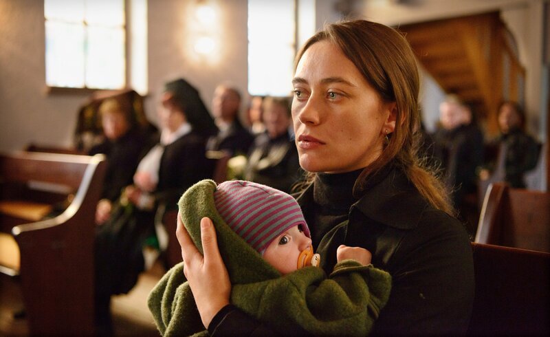 Fichtes Tochter Fina Jurisch (Mercedes Müller) trauert betroffen in einer Kirche. – Bild: Arnim Thomaß