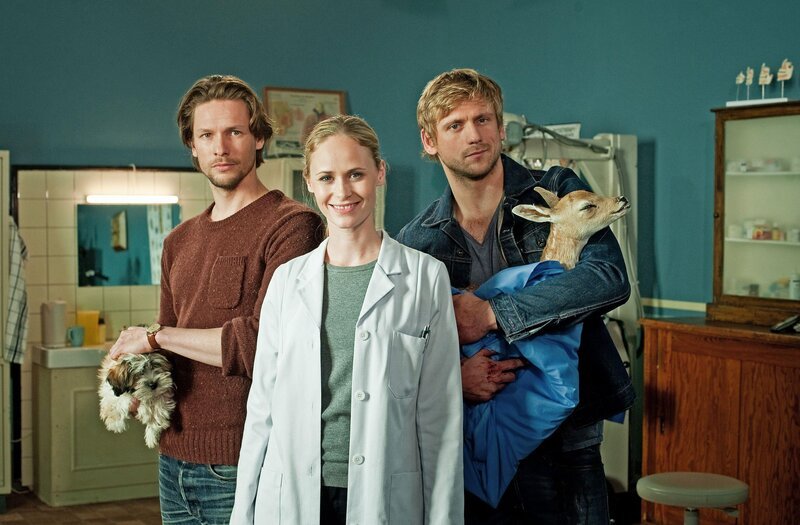 L-R: Fritzis Ex-Freund Falk (Bert Tischendorf), Dr. Fritzi Frühling (Inez Bjorg David) und Fritzis attraktiver Nachbar Kai (Steve Windolf). – Bild: MG RTL D /​ Gordon Mühle