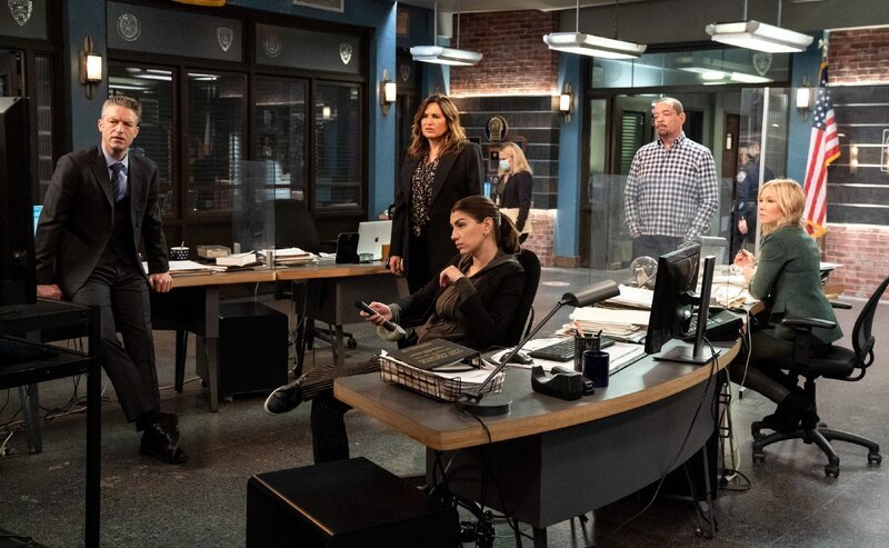 V.l.: Detective Sonny Carisi (Peter Scanavino), Captain Olivia Benson (Mariska Hargitay), Officer Katriona „Kat“ Azar Tamin (Jamie Gray Hyder), Detective Odafin „Fin“ Tutuola (Ice T), Detective Amanda Rollins (Kelli Giddish) – Bild: RTL /​ 2020 Universal Network Television LLC