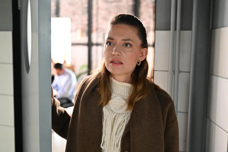 Nathalie (Amrei Haardt) kann Matteo und Emma nicht ertragen und ergreift die Flucht. – Bild: RTL /​ Julia Feldhagen /​ Verlobt und Verloren?