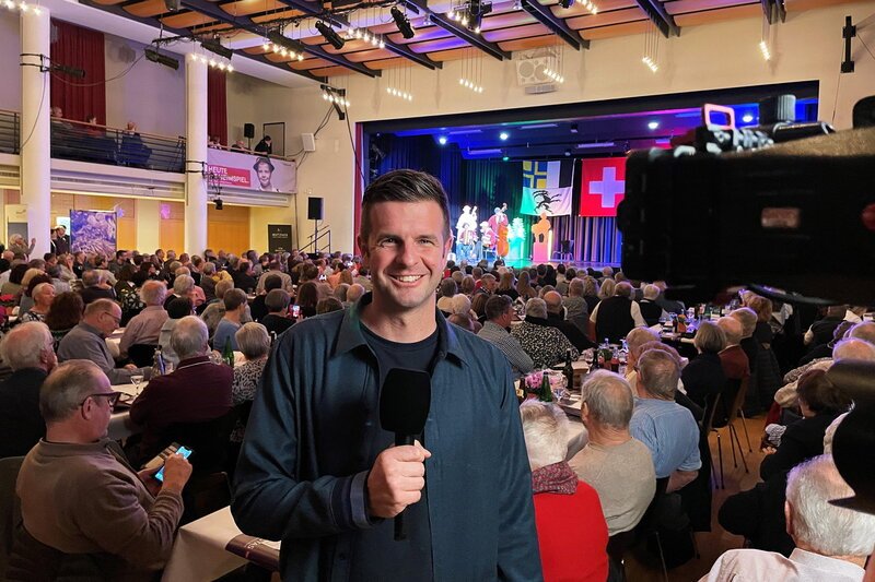 Potzmusig vom 60. Bündner Ländlerkapellentreffen Moderator Nicolas Senn SRF/Sandra Iten – Bild: SRF1