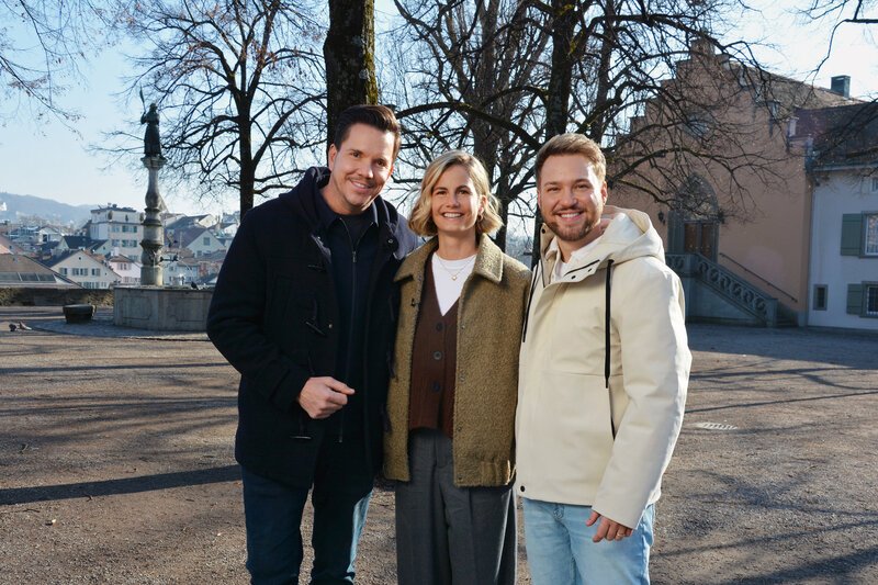 Samschtig-Jass: Sven und Michael Epiney mit Moderatorin Fabienne Gyr. – Bild: SRF1 Samschtig-Jass: Sven und Michael Epiney mit Moderatorin Fabienne Gyr. – Bild: SRF1