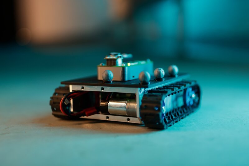 Professor Achim Lilienthal von der Technischen Universität München hat seine Karriere der Entwicklung von „Riechrobotern“ gewidmet, die dank spezieller Sensoren über eine Art Geruchssinn verfügen. – Bild: ServusTV /​ Bilderfest