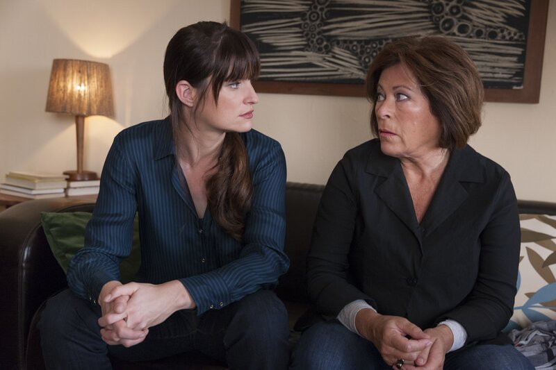 Alex Holtkamp (Ina Paule Klink, l.) und Anna Springer (Rita Russek, r.). – Bild: ZDF/​Thomas Kost