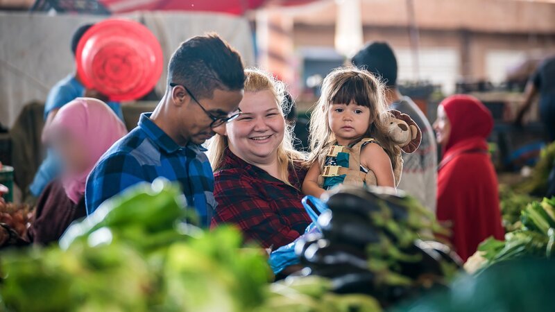 Niocle, Azan and May enjoy a day at the market. – Bild: Discovery Communications