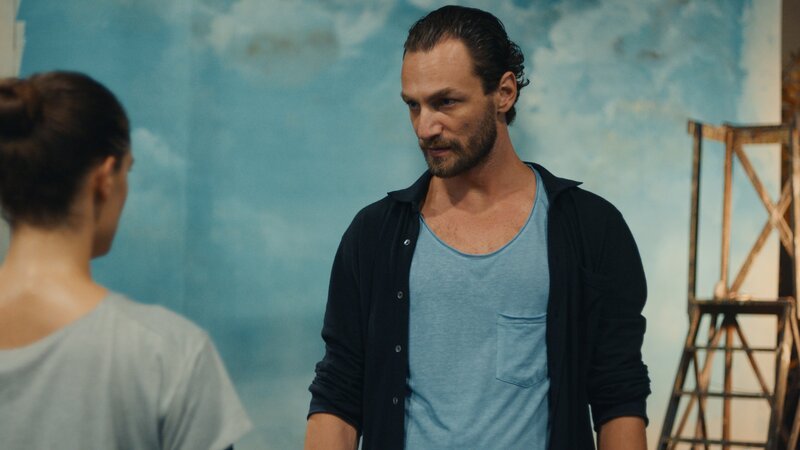 Jonas (Loris Freeman) soll Zoé (Ariane Labed) helfen, ihren Glanz als Primaballerina wieder herzustellen. Verborgen in einem unscheinbaren Keller trainiert Zoé unerbittlich, um sich zu beweisen. – Bild: OCS and TELFRANCE&CIE /​ ZDF