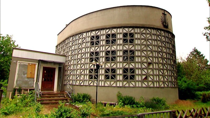 Sabine und Dirk wollen eine ehemalige Kirche in ihr himmlisches Traumhaus verwandeln. – Bild: RTL II
