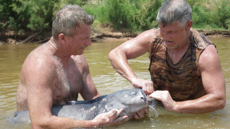 Jackson and Skipper wrestle a catfish. – Bild: Discovery Communications, Inc.