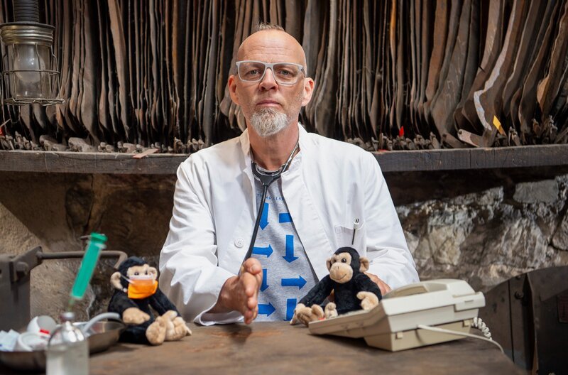 In Zeiten von Pandemien ist vor allem eines wichtig: Abstand halten! Doch nicht immer fällt es Menschen leicht, sich an das verordnete „Social Distancing“ zu halten. Ein mögliches Vorbild könnte dabei die Ameise sein. Wie sich die Tiere im Falle von Infektionen verhalten und was wir Menschen daraus lernen können, diese Frage klärt Thomas D – bei „Wissen vor acht – Natur“. – Bild: ARD/​Melanie Grande