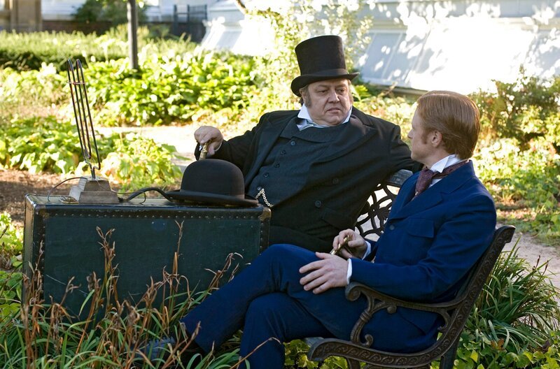 Stadtrat Dodd (Alan C. Peterson, l.), Vorsitzender der Straßenbeleuchtungskommission von Toronto, unterhält sich mit Allen Fawkes (Patrick Garrow), einem führenden New Yorker Ingenieur. – Bild: WDR/​Shaftesbury Murdoch II Inc/​Bruce Macaulay