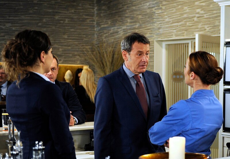 Carla (Maria Fuchs, r.) muss vor Gunter (Hermann Toelcke, M.) und Rieke (Anika Lehmann, l.) zugeben, dass sie mit ihrer Experimentierlust den alten Kundenstamm vergrault (mit Joachim Kretzer, 2.v.l.). – Bild: ARD/​Nicole Manthey