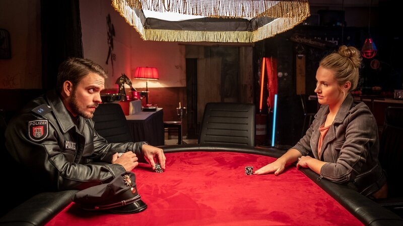 Kris’ (Marc Barthel) Vermutung hat sich bestätigt: Seine Ex-Freundin Lena (Anna Hofbauer) veranstaltet immer noch illegale Pokerrunden. – Bild: Boris Laewen