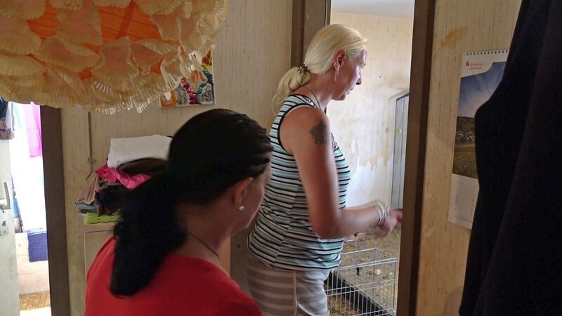 Jana (li.) kann bei ihrer Aufräumaktion auf die tatkräftige Unterstützung von Freundin Katrin zählen. – Bild: RTL Zwei