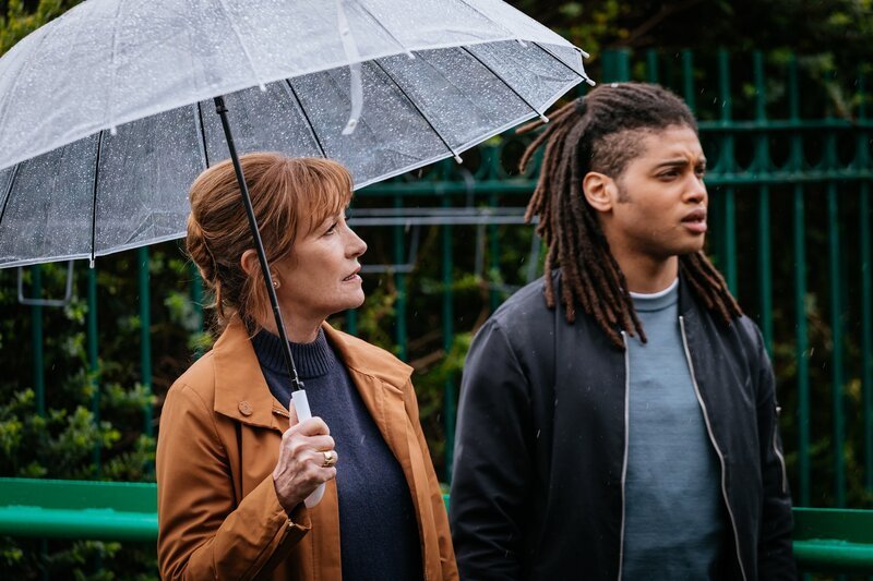 Die Privatdetektive Harry Wild (Jane Seymour) und Fergus (Rohan Nedd) sind wieder in ihrem Element: Ein rätselhafter Mord will aufgeklärt werden. – Bild: ZDF und Szymon Lazewski/​AcornTV.