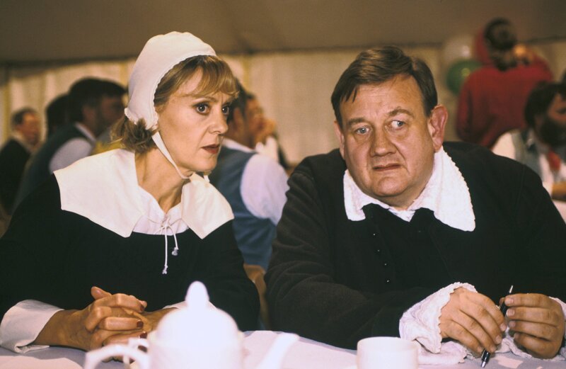 Doreen und Nigel Anderson (Rosalind Ayres, Paul Brooke) bei einem historischen Dorffest. – Bild: ZDF /​ AccuSoft Inc.